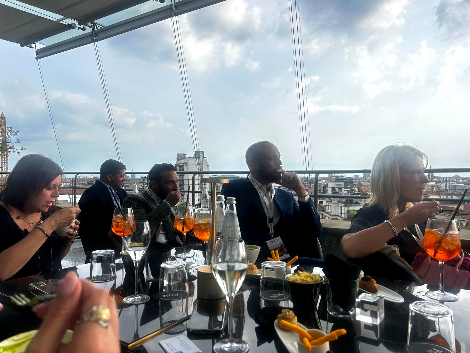 Partecipanti al roadshow durante l'aperitivo su una terrazza panoramica