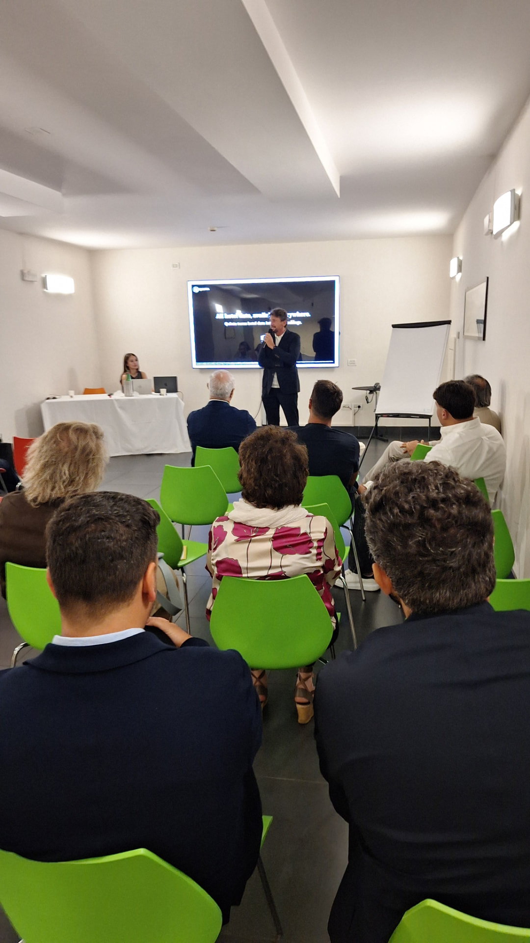 Intervento davanti alla platea durante la tappa di Napoli
