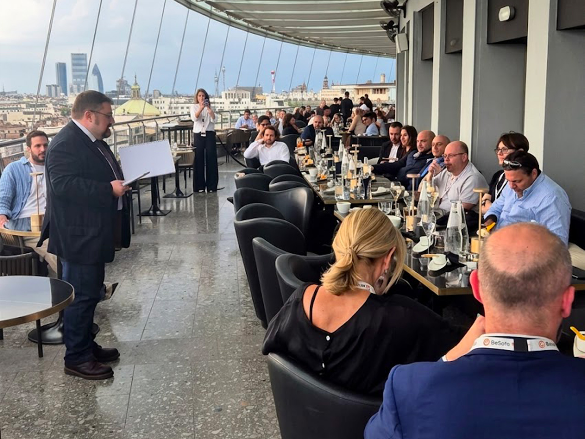 Tappa di Milano: professionisti si confrontano durante l'aperitivo in terrazza