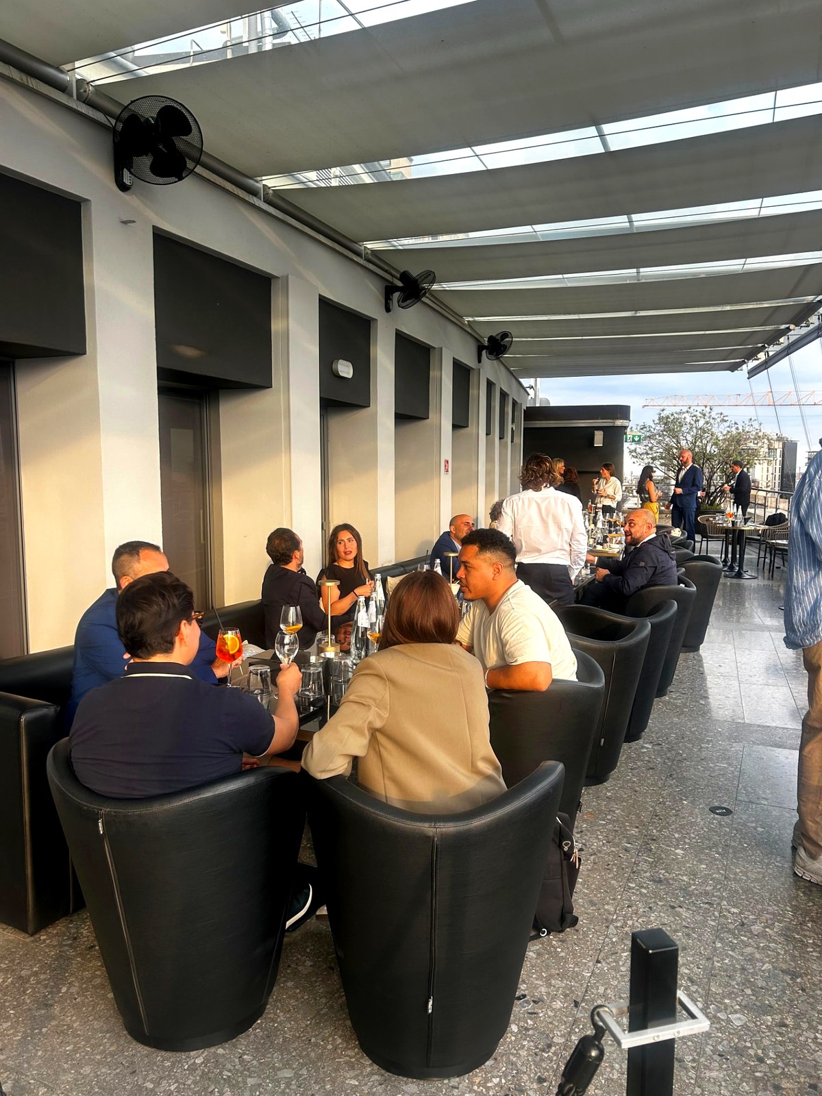 Networking informale tra i tavoli della terrazza